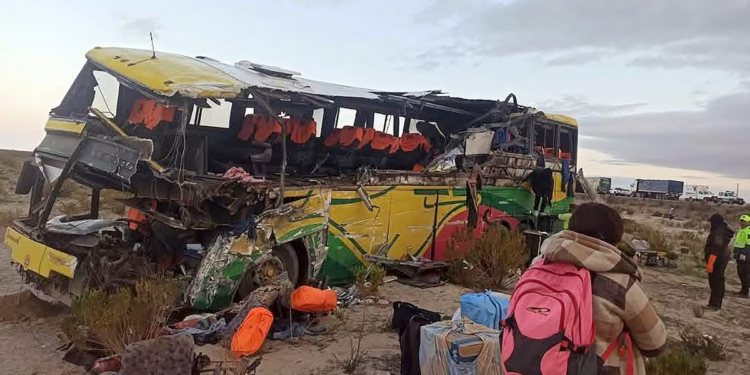 Dos autobuses chocaron en Bolivia y dejaron al menos 37 muertos y decenas de heridos