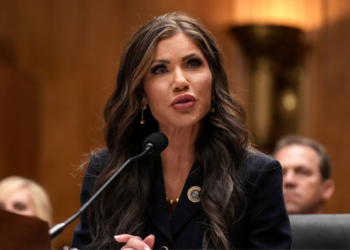 Secretaria de Seguridad de EEUU visitará la cárcel salvadoreña con venezolanos deportados