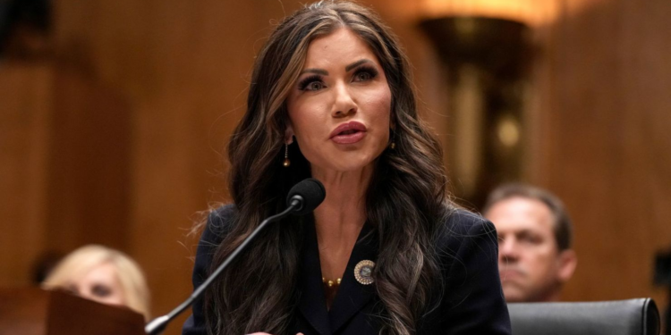 Secretaria de Seguridad de EEUU visitará la cárcel salvadoreña con venezolanos deportados