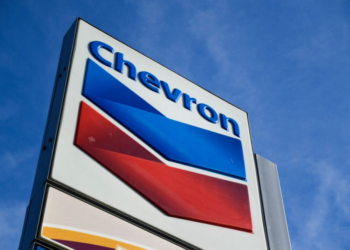 Trump extiende hasta el 27 de mayo de 2025 la autorización a Chevron para realizar una «salida ordenada» de sus operaciones en Venezuela