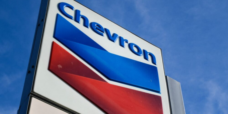 Trump extiende hasta el 27 de mayo de 2025 la autorización a Chevron para realizar una «salida ordenada» de sus operaciones en Venezuela