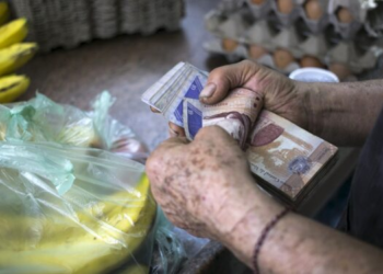 Un docente venezolano necesita 36 veces su sueldo para pagar la canasta básica, valorada en $476,82