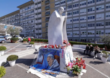 El papa Francisco pasó una noche tranquila, pero su condición clínica sigue siendo “compleja”