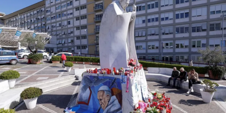 El papa Francisco pasó una noche tranquila, pero su condición clínica sigue siendo “compleja”