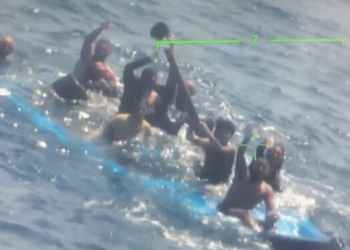 Rescatan a 10 migrantes venezolanos tras naufragar lancha que intentaban entrar ilegalmente a la isla de Curazao