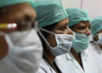 Médicos venezolanos celebran su día luchando contra los obstáculos y manteniendo los estándares de calidad