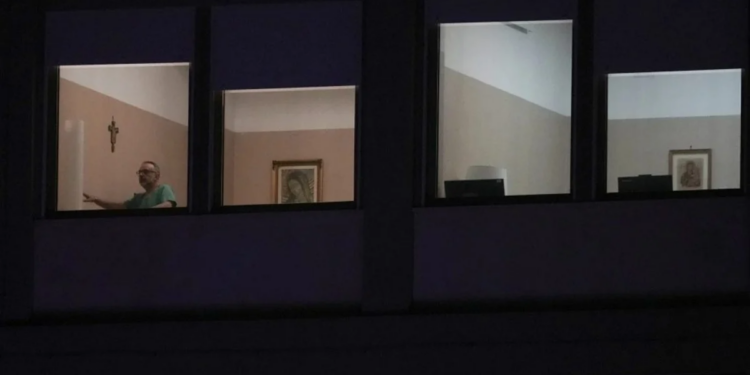 El Vaticano confirma estabilidad del papa Francisco tras complicación pulmonar