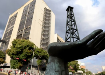 Producción petrolera de Venezuela cae pero se mantiene sobre el millón de barriles diarios, según la OPEP
