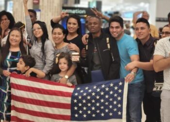 «Debes abandonar EEUU ahora»: gobierno de Trump comienza a notificar la revocación de permisos a beneficiarios de parole humanitario