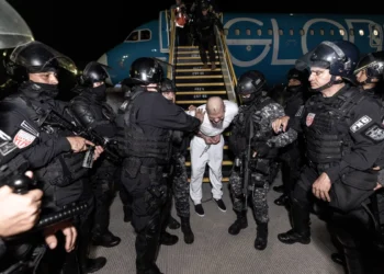 Bloomberg: Alrededor del 90% de los migrantes venezolanos deportados a El Salvador no tenían antecedentes penales en Estados Unidos