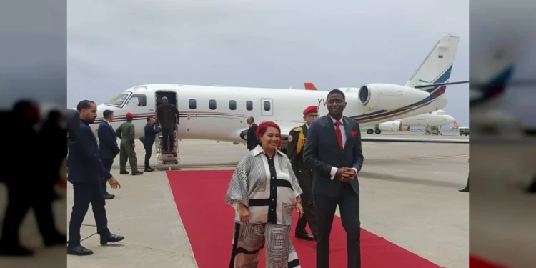 El primer ministro de Granada llega a Venezuela para fortalecer relación bilateral