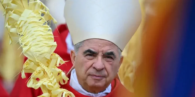Cardenal Becciu anuncia que no participará en el cónclave por «voluntad» del papa Francisco