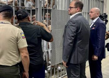El ministro del Interior de Ecuador recorre la megacárcel de El Salvador para pandilleros