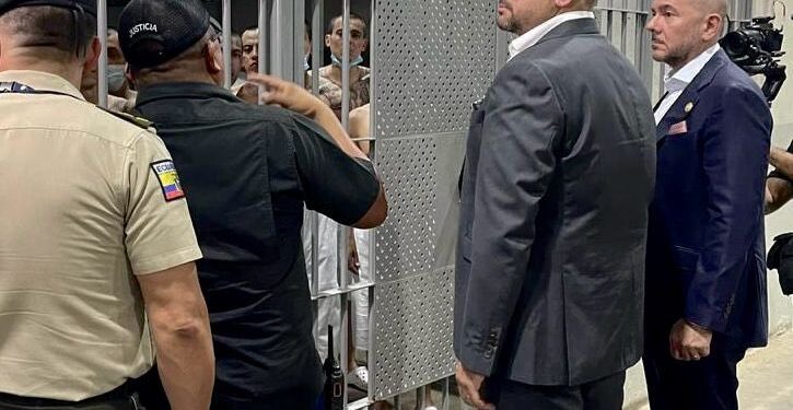 El ministro del Interior de Ecuador recorre la megacárcel de El Salvador para pandilleros