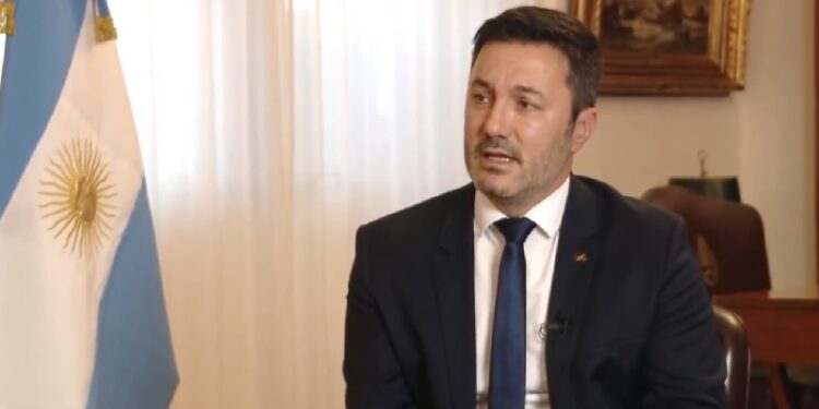 Ministro de Defensa de Argentina reclama liberación del gendarme Nahuel Gallo