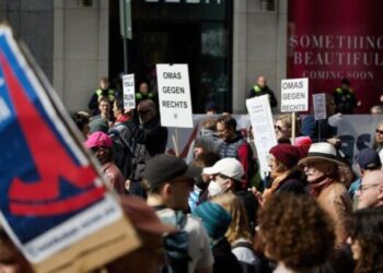 Cientos de personas protestan contra Elon Musk frente a concesionario de Tesla en Berlín