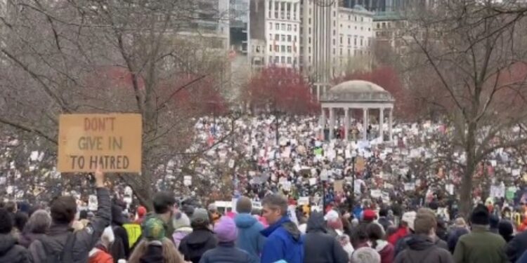 Miles de personas protestaron en EEUU contra las políticas de Trump