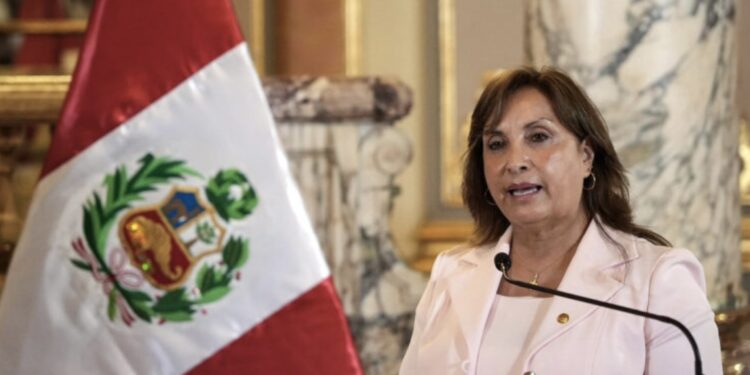 Perú promulga ley que permite a Policía usar armas de fuego en casos de flagrante delito