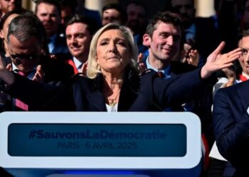 Marine Le Pen, inhabilitada para presidenciales en Francia, asegura que «no va a bajar los brazos»