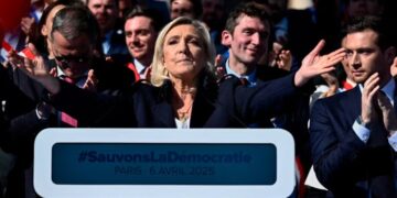 Marine Le Pen, inhabilitada para presidenciales en Francia, asegura que «no va a bajar los brazos»
