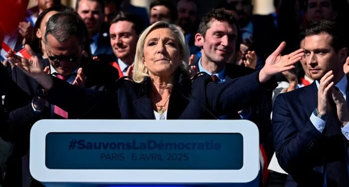 Marine Le Pen, inhabilitada para presidenciales en Francia, asegura que «no va a bajar los brazos»