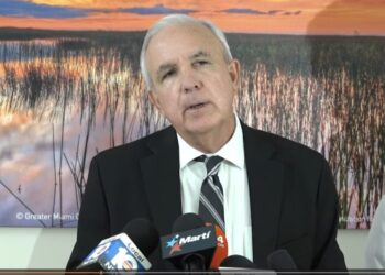 Congresista Carlos Giménez pide aplicar «aranceles de máxima presión» a países que trafiquen con médicos cubanos