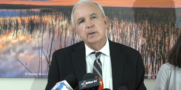 Congresista Carlos Giménez pide aplicar «aranceles de máxima presión» a países que trafiquen con médicos cubanos