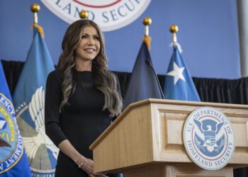 Kristi Noem sobre inmigrantes enviados a cárcel salvadoreña: Deberían permanecer allí «por el resto de sus vidas»