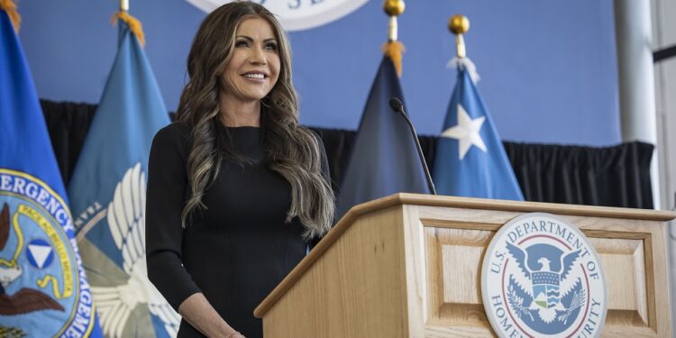 Kristi Noem sobre inmigrantes enviados a cárcel salvadoreña: Deberían permanecer allí «por el resto de sus vidas»