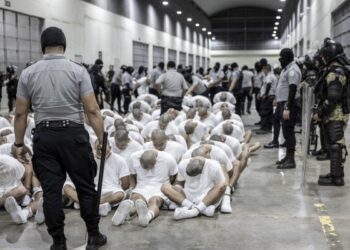 HRW denuncia «desaparición forzada» de venezolanos deportados a El Salvador