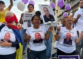 Familias de presos políticos oraron frente al Helicoide para pedir su liberación