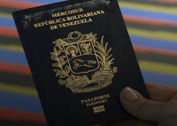 Venezolanos en el exterior sin sede consular podrán autorizar retiro de su pasaporte en Caracas