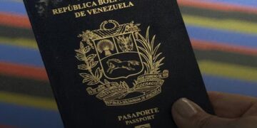 Venezolanos en el exterior sin sede consular podrán autorizar retiro de su pasaporte en Caracas