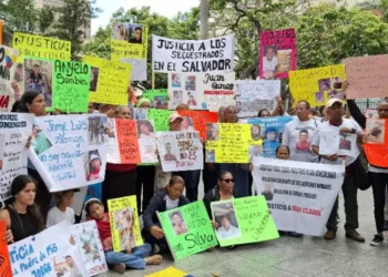 Familiares de migrantes venezolanos detenidos en El Salvador exigieron justicia