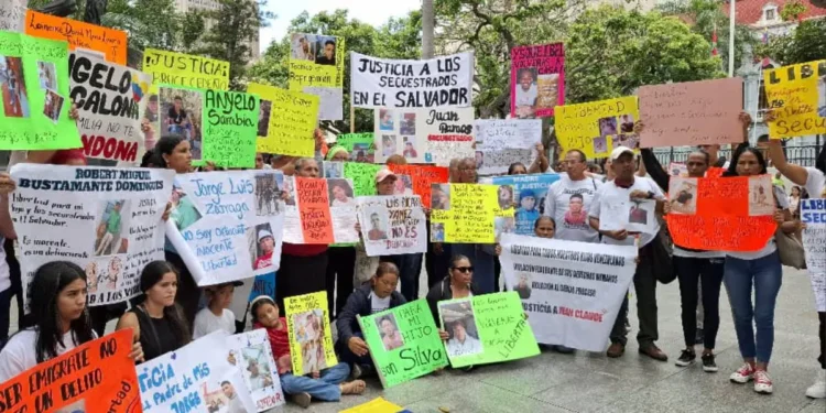Familiares de migrantes venezolanos detenidos en El Salvador exigieron justicia