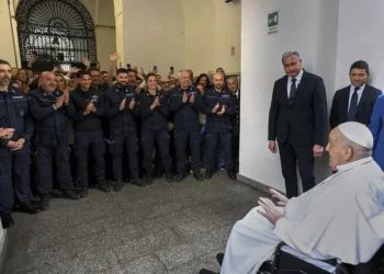 El Papa Francisco visita una cárcel en Roma pese a su delicado estado de salud