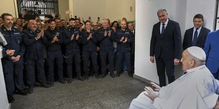 El Papa Francisco visita una cárcel en Roma pese a su delicado estado de salud