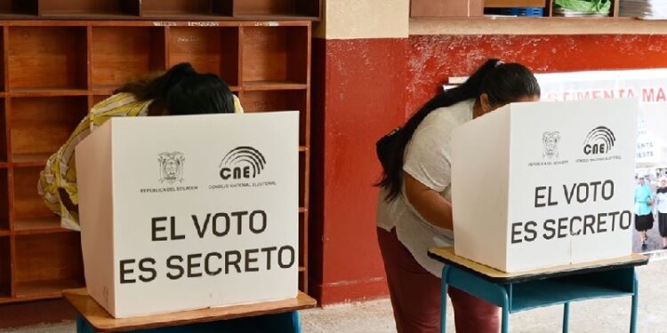 Régimen de Maduro rechaza acusaciones de Ecuador sobre actas electorales