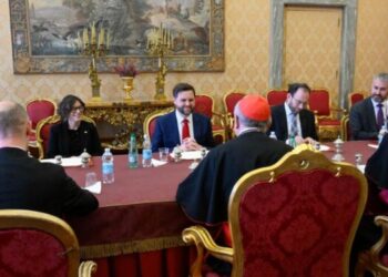 Vicepresidente de EEUU y secretario de Estado del Vaticano abordaron la situación de los migrantes