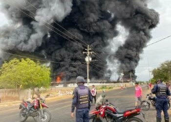 Incendio destruye planta procesadora de camarones en el estado Zulia