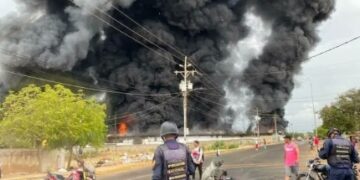 Incendio destruye planta procesadora de camarones en el estado Zulia