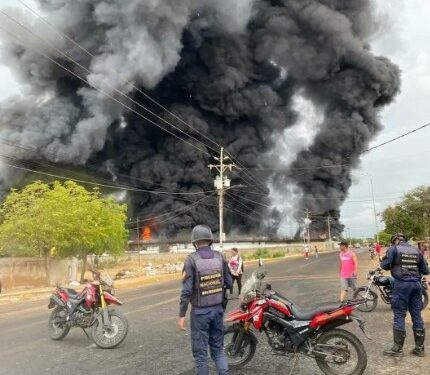 Incendio destruye planta procesadora de camarones en el estado Zulia