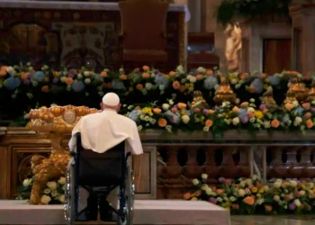 Fieles, peregrinos y turistas se acercan a la plaza San Pedro tras muerte del papa Francisco