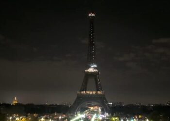 La torre Eiffel apaga sus luces en señal de duelo por el papa Francisco