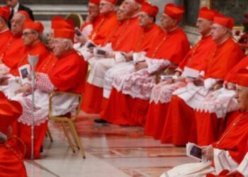 Al menos 60 purpurados participaron en primera congregación de cardenales tras muerte del papa