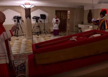 El Vaticano difundió las primeras imágenes del papa Francisco en su féretro