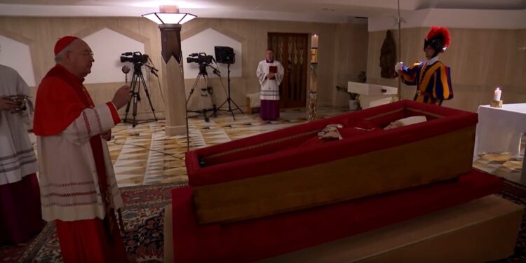 El Vaticano difundió las primeras imágenes del papa Francisco en su féretro