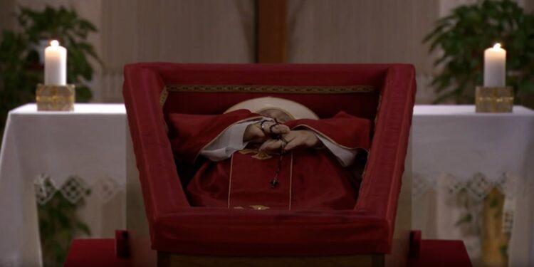 El cuerpo del Papa Francisco permanecerá en capilla ardiente hasta su funeral el sábado por la mañana