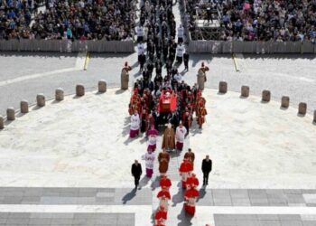 Miles de personas dan el último adiós al papa Francisco en la basílica de San Pedro