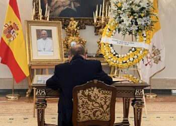 Edmundo González firmó libro de condolencias al Papa Francisco en Madrid